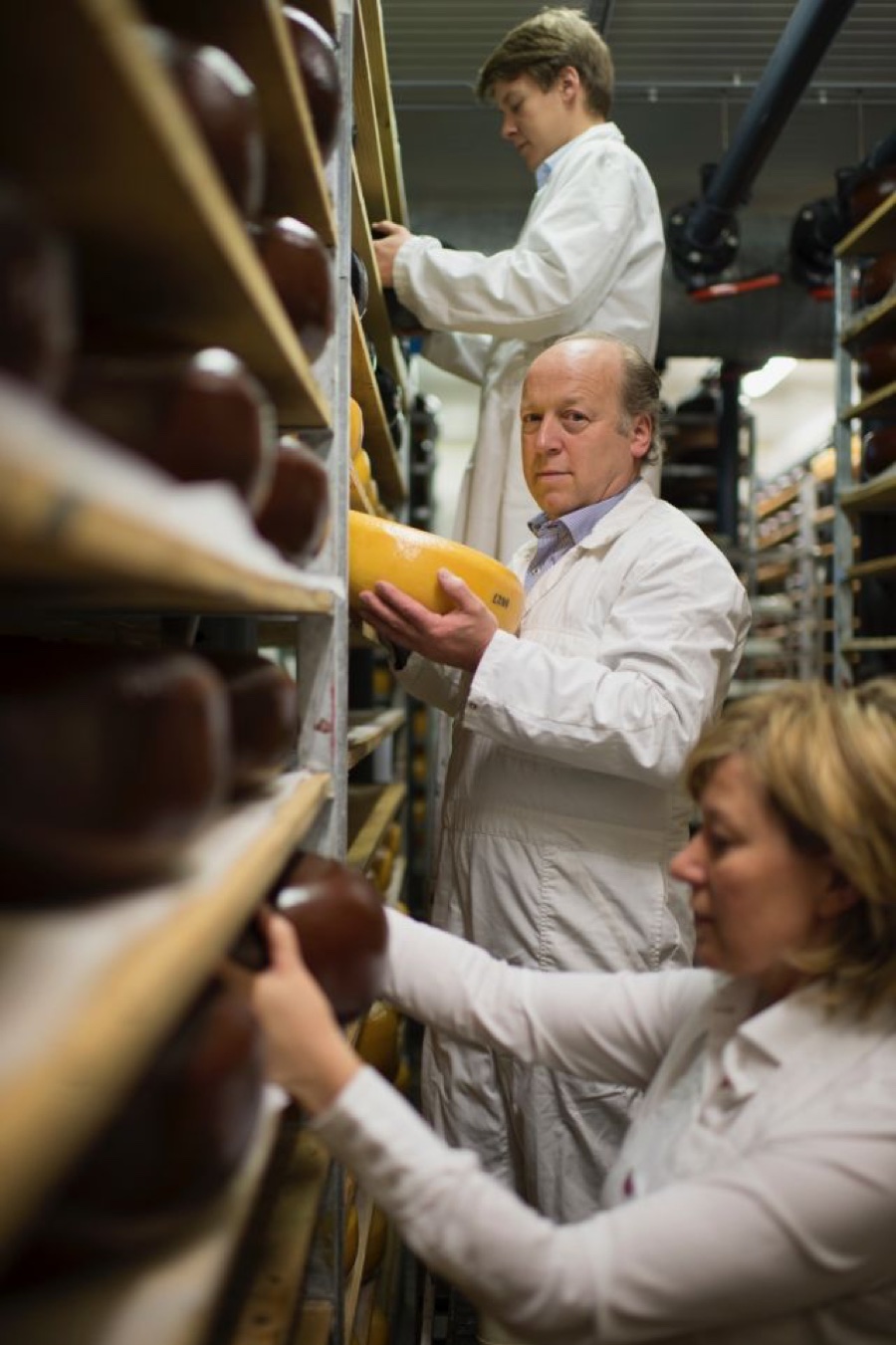 De kaasmakers van 't Groendal in de affinage-ruimte